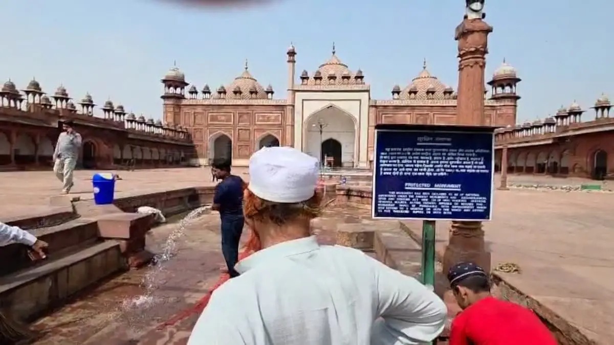 आगरा की शाही मस्जिद में जुमा की नमाज़ के दौरान जानवर का कटा मिला सिर,इलाके में फोर्स तैनात !