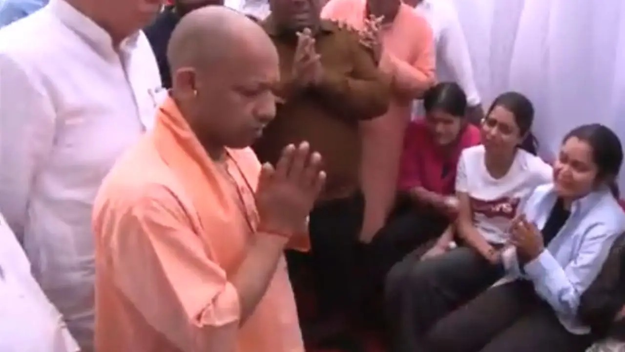 पहलगाम में आतंकी हमले में मारे गए कानपुर के शुभम द्विवेदी के परिवार से मिले योगी दिया बड़ा बयान !