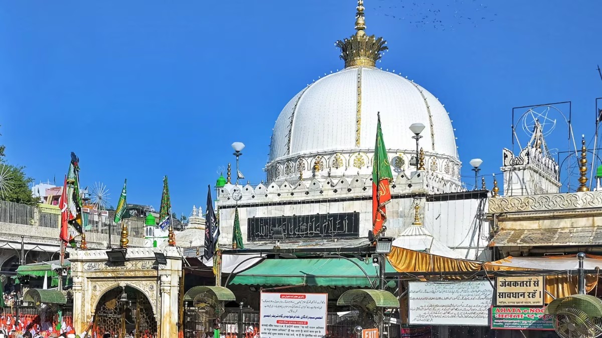 संभल में दरगाह के नाम पर वक़्फ़ वाले करते है अवैध वसूली, संभल DM के पास पहुंची शिकायत !