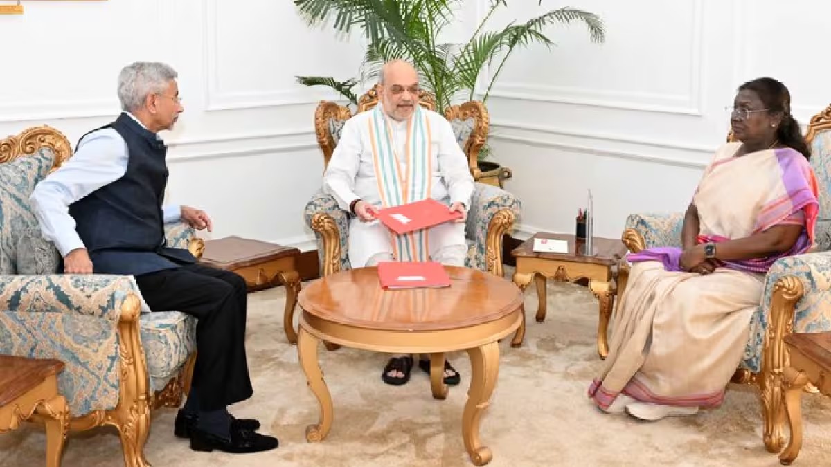 क्या होने वाला है संघर्ष ? लाल फाइल के साथ राष्ट्रपति से मिले अमित शाह, एस जयशंकर भी रहे मौजूद !