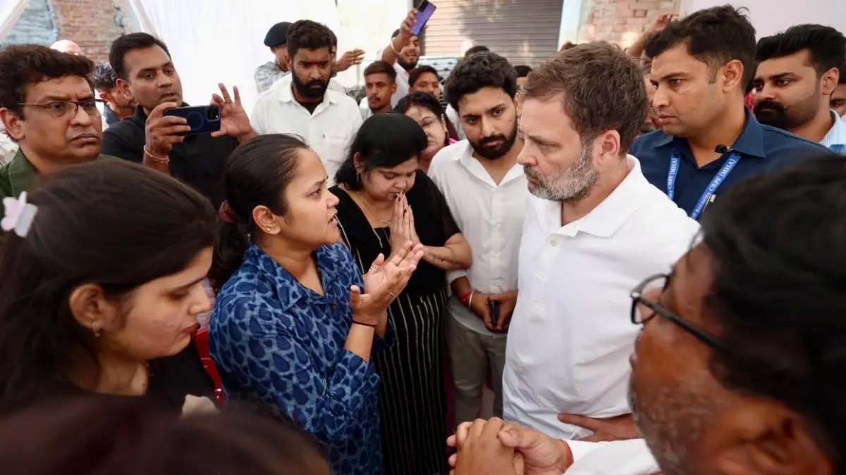 पुलवामा हमले में मारे गए शुभम द्विवेदी के परिजनों से मिले राहुल गाँधी इंदिरा गांधी जिंदा होतीं, तो यह नहीं होता.’शुभम के पिता !
