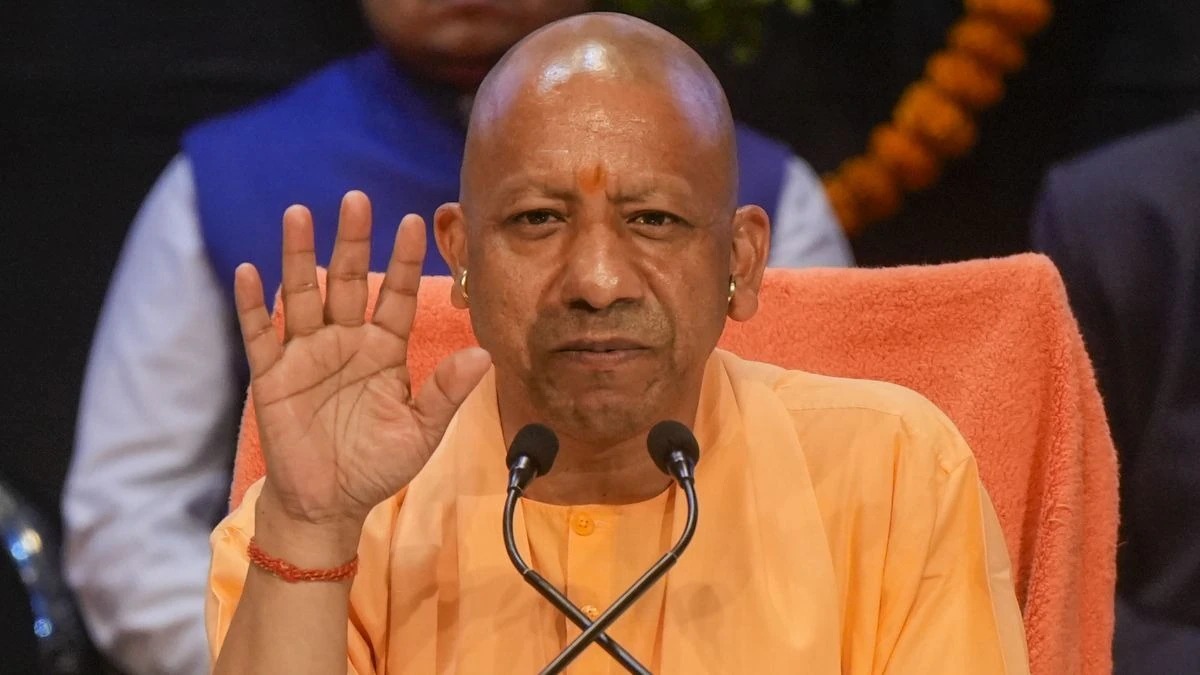 सीएम योगी का बड़ा आदेश अब सरकारी दफ्तरों की दीवारों पर होगा गोबर से पेंट !