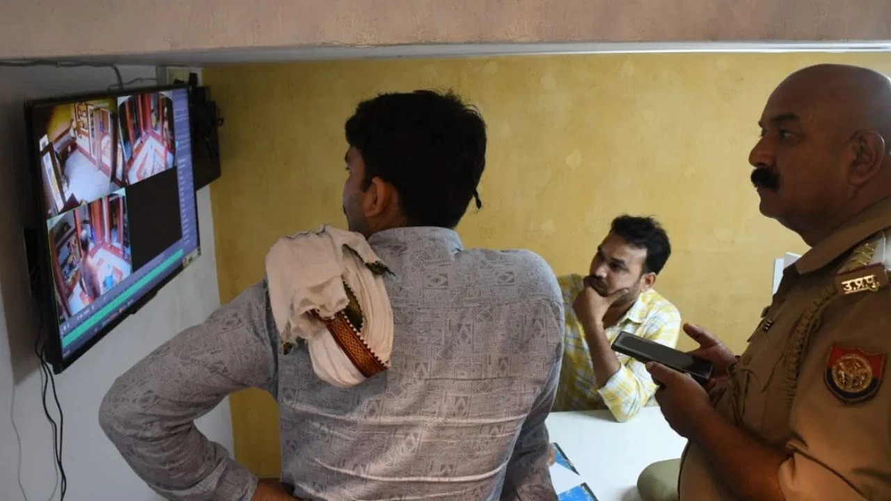 वाराणसी में महंत के घर चोरो ने पुश्तैनी गहने और कैश चोरी कर CCTV में झोला लेकर जाते दिखे !