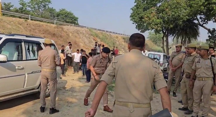 गाजियाबाद में कुख्यात अपराधी कादिर को पकड़ने गई पुलिस टीम पर भीड़ पत्थरबाजी और फायरिंग कर दी.