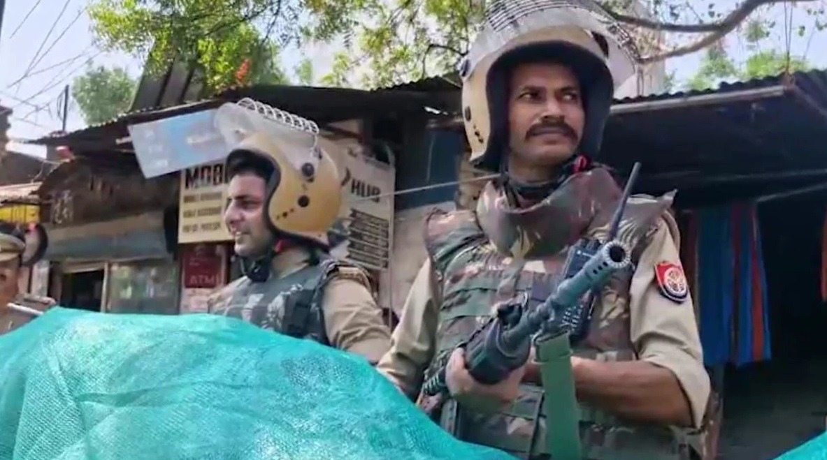 लखनऊ को जोड़ने वाले सभी Highways और चौराहे पर AK-47 से लैस पुलिसकर्मी तैनात !