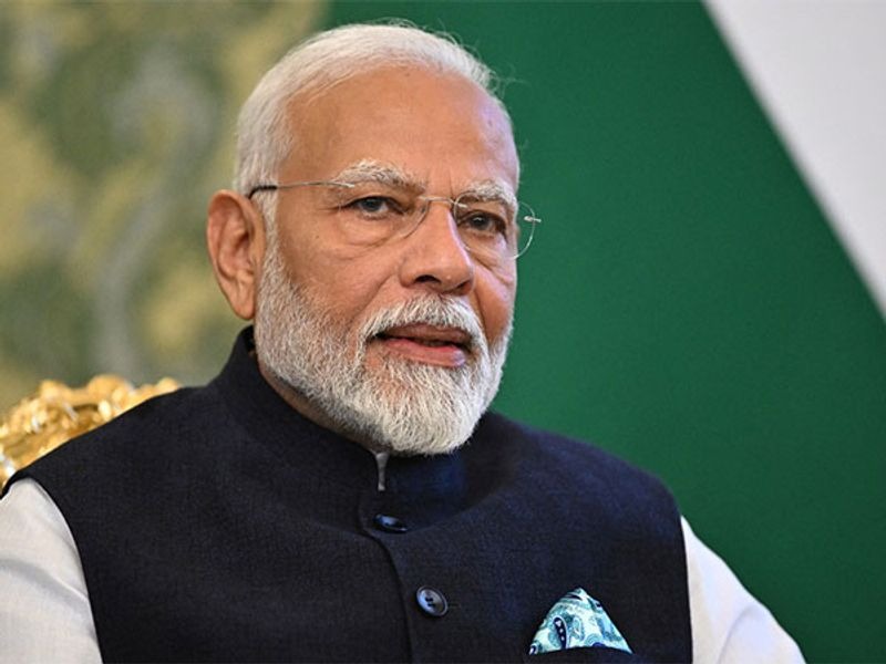 कानपुर पहुंचे पीएम मोदी,11 परियोजनाओं का करेंगे उद्घाटन साथ ही [पहलगाम में मारे गए शुभम द्विवेदी के परिवार से भी मिले !
